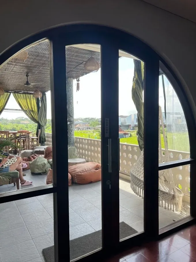Area balcony Cháo Café Bali menghadap ricefield.
