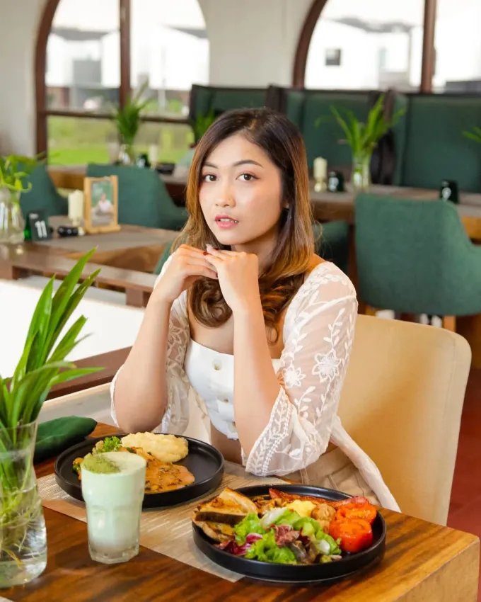 Menu protein meal dan minuman di meja café.
