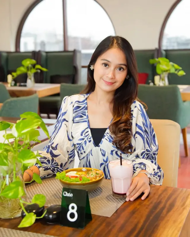 Rice bowl disajikan di meja Cháo Café Bali.