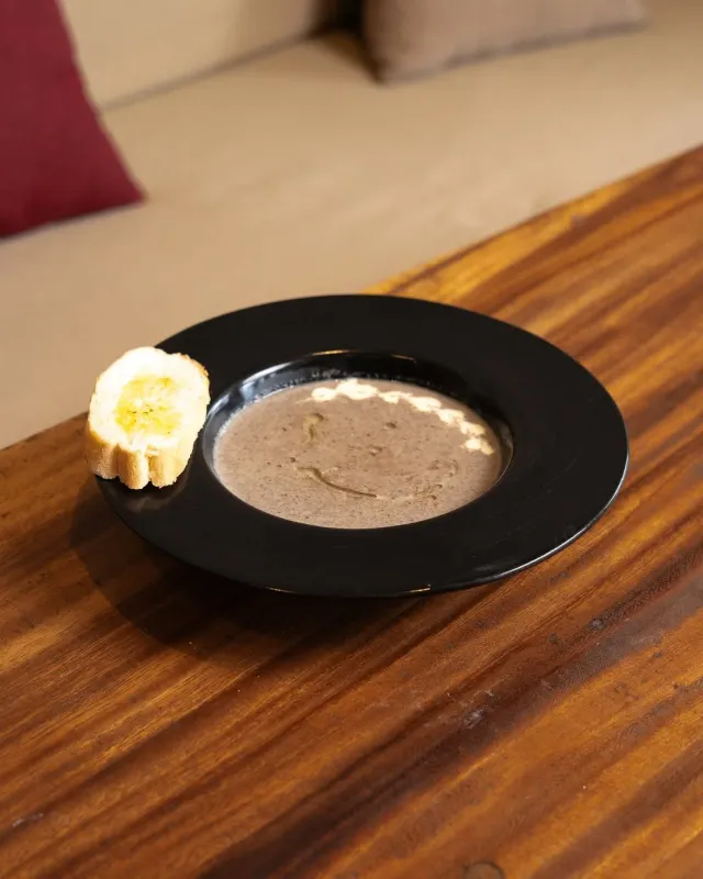 Mushroom soup disajikan dengan garnish.