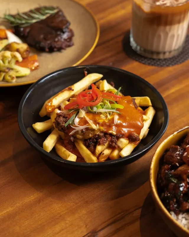 Loaded chili cheese fries dari Cháo Café Bali.
