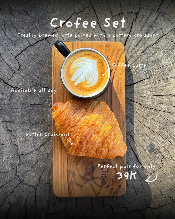 Croissant dan coffee latte dalam Crofee Set Cháo Café Bali.
