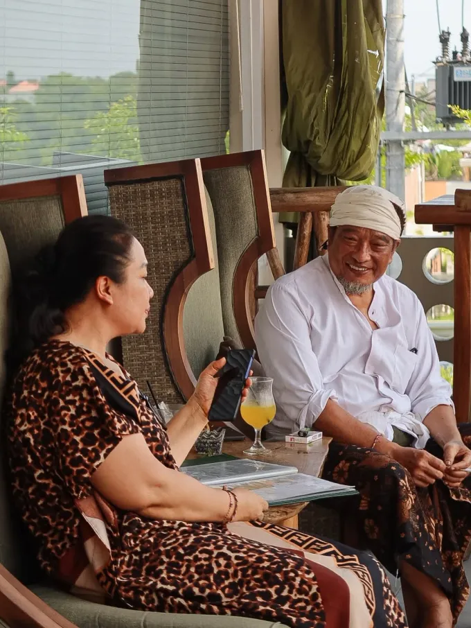Pengunjung berbincang di area terrace Cháo Café Bali.