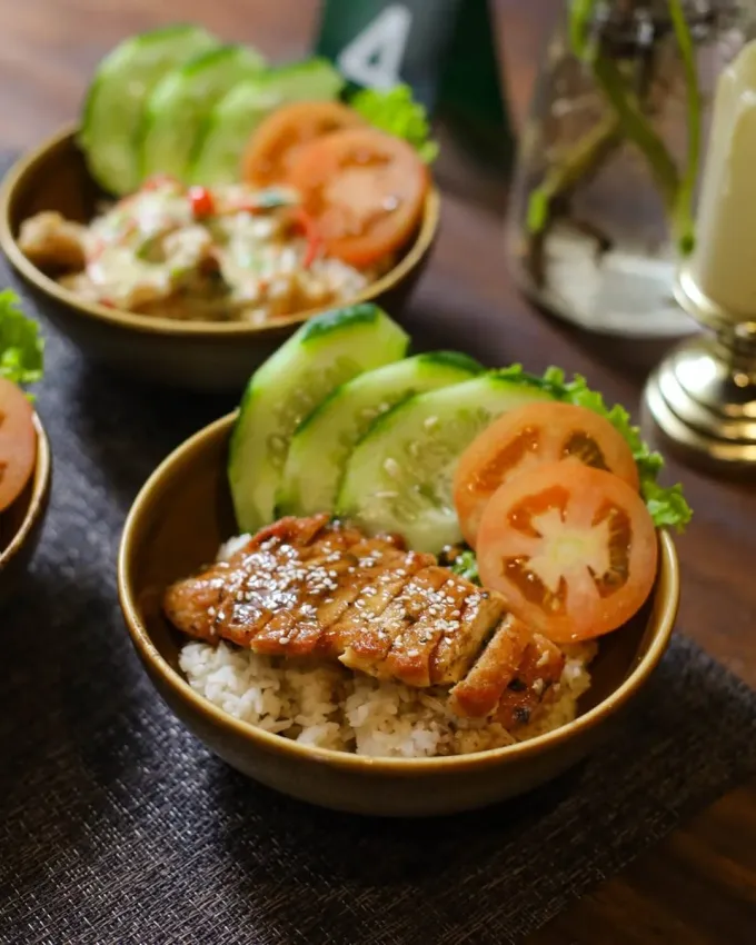 Chicken teriyaki bowl dengan sayuran segar.