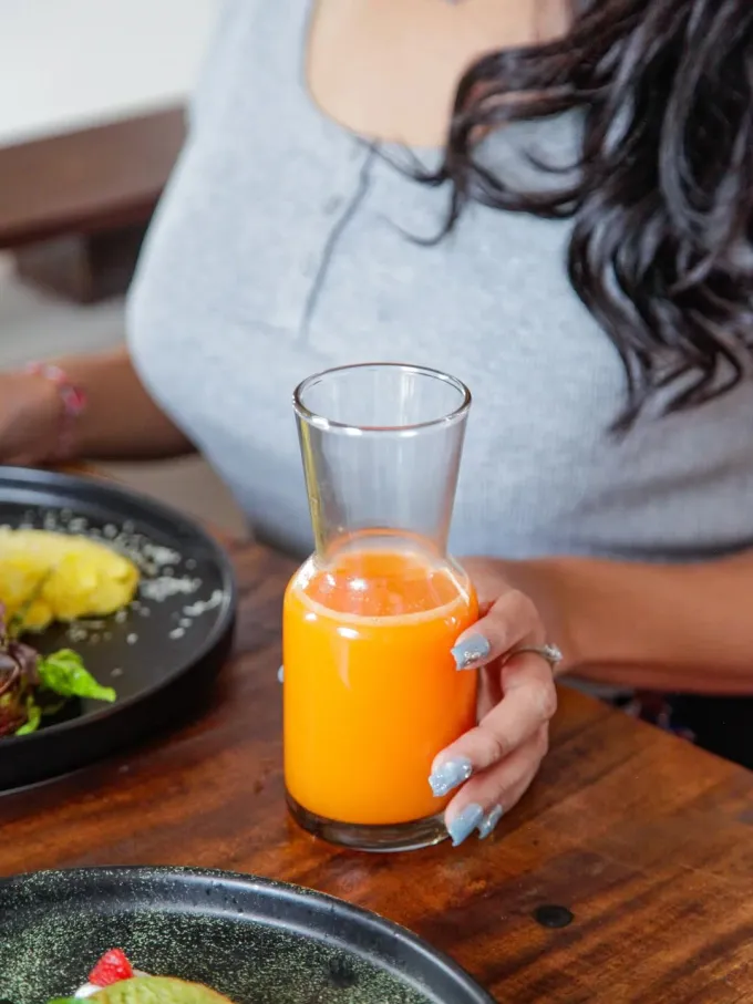 Golden turmeric drink di meja Cháo Café Bali.