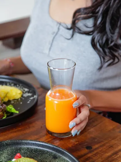 Golden turmeric drink di meja Cháo Café Bali.